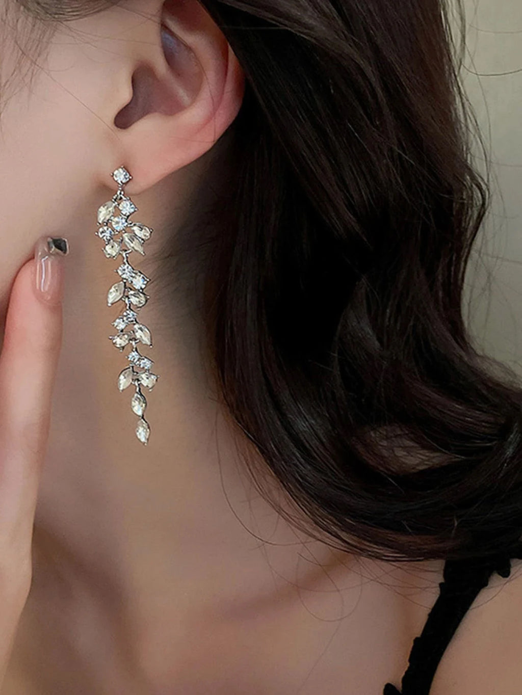 2pcs fashionable and high-end long tassel full diamond leaf earrings